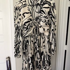 H&M Black and White Long Sleeve Printed V-Neck Dress